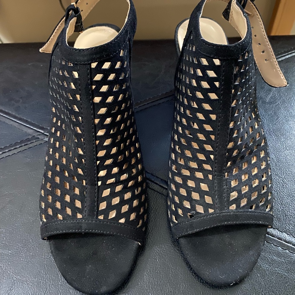 Liz Claiborne Black patterned 3 inch heel, size 8M